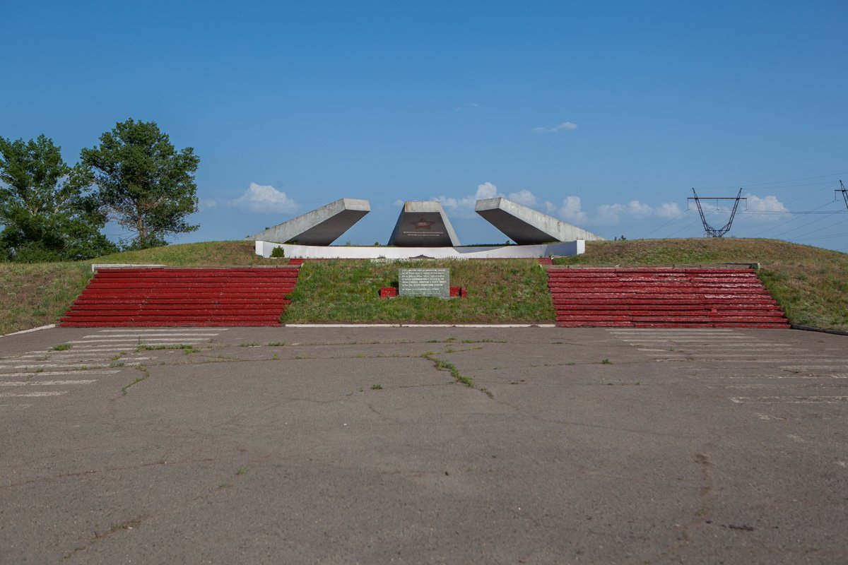 На память о мужестве и героизме курсантов во время обороны города на братской могиле построили мемориал На память о мужестве и героизме курсантов во время обороны города на братской могиле построили мемориал