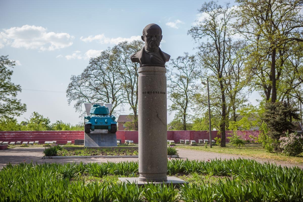 Официально тут похоронены 117 бойцов, командиров и простых граждан Официально тут похоронены 117 бойцов, командиров и простых граждан