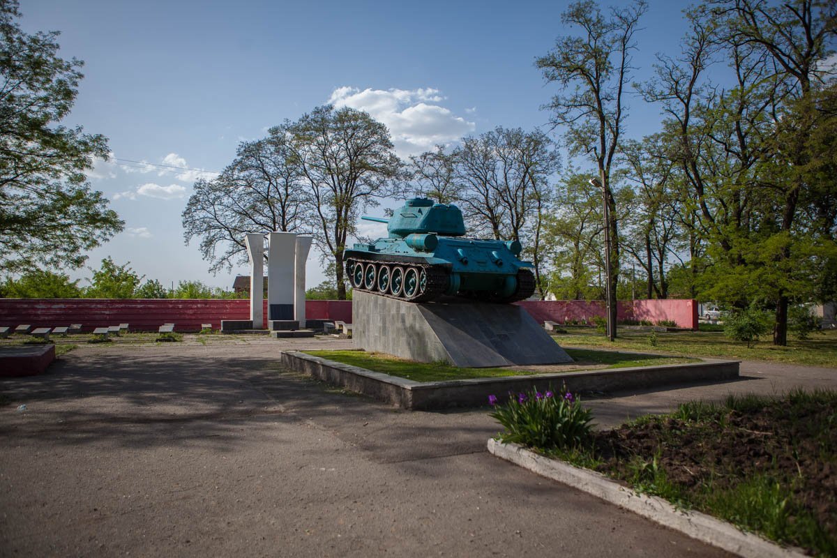 Памятник танку Т-34-85 установили в 2002 году Памятник танку Т-34-85 установили в 2002 году