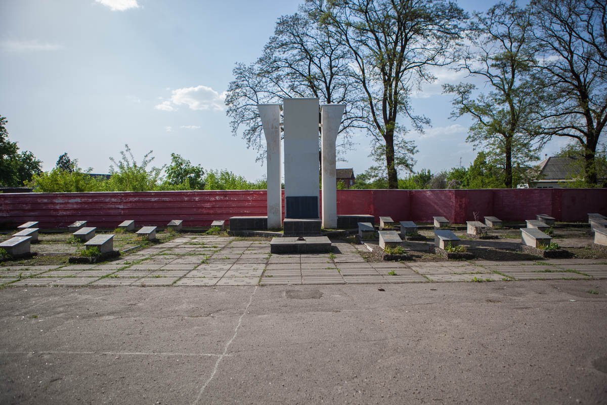Здесь же расположено воинское кладбище из 27 братских и 3 индивидуальных могил Здесь же расположено воинское кладбище из 27 братских и 3 индивидуальных могил