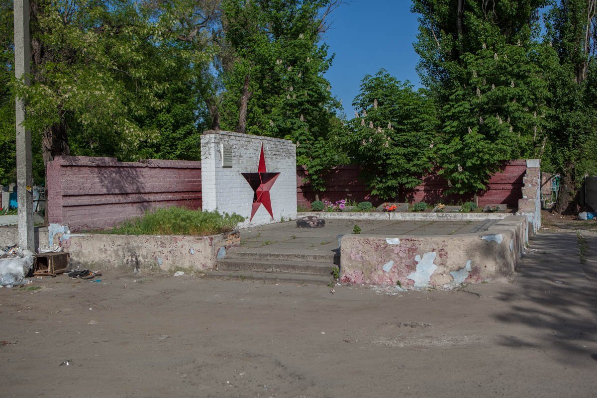 Погибших похоронили на местном кладбище, но многих пришлось оставить там, где они почили во время боя Погибших похоронили на местном кладбище, но многих пришлось оставить там, где они почили во время боя