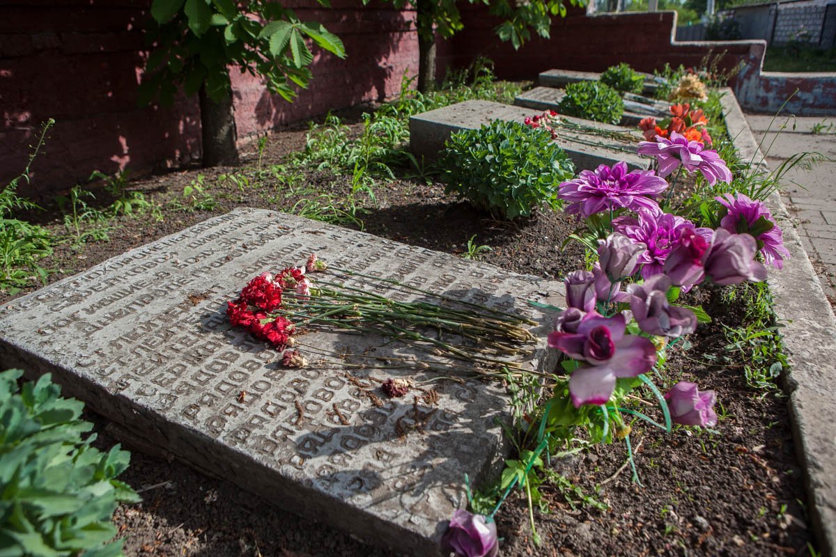 На гранитной плите увековечены имена защитников Днепра На гранитной плите увековечены имена защитников Днепра