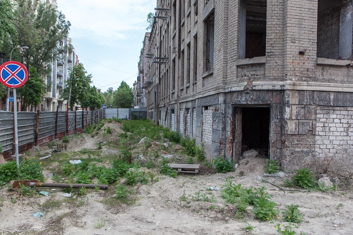 Здание огорожено забором Здание огорожено забором