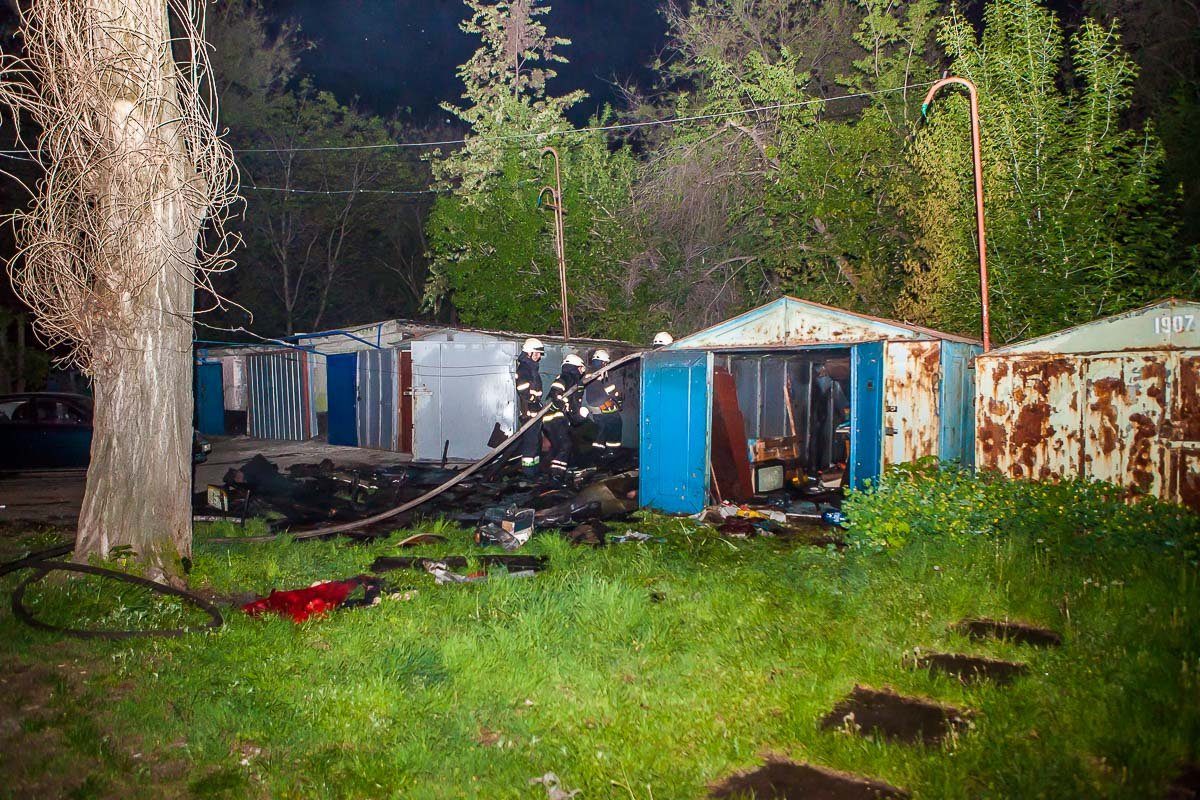 Огонь полностью уничтожил один из гаражей Огонь полностью уничтожил один из гаражей