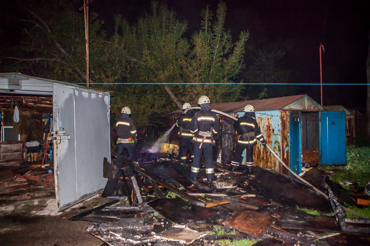 За гаражами обнаружили много мусора За гаражами обнаружили много мусора