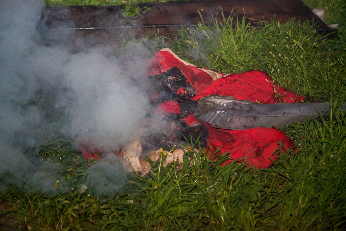 За боксами жили бездомные За боксами жили бездомные