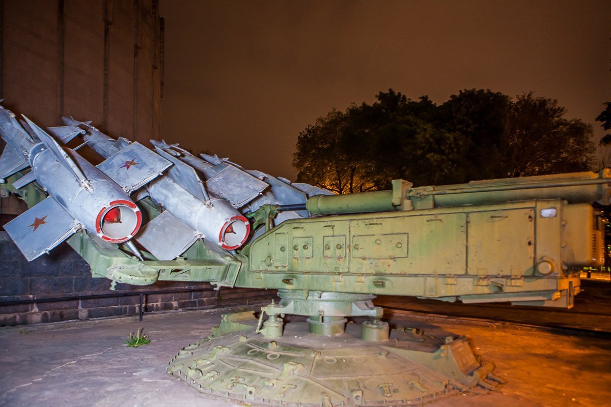 С-125 "Нева" — советский зенитно-ракетный комплекс малого радиуса действия. Новая зенитная ракетная система предназначалась для перехвата целей, летящих со скоростью до 1500 км/ч на высоте от 100 до 5000 метров, дальностью до 12 километров