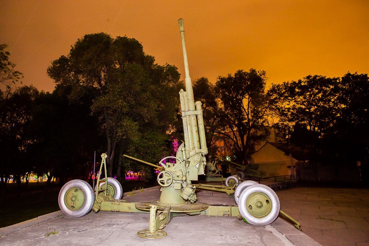 85-мм зенитная пушка образца 1939 года (52-К). В годы войны, особенно на ее начальном этапе в условиях нехватки противотанковых пушек, 85-мм зенитная пушка использовалась для стрельбы по танкам из-за начальной скорости снаряда (800 м/сек) и его большого веса (9,2 кг)