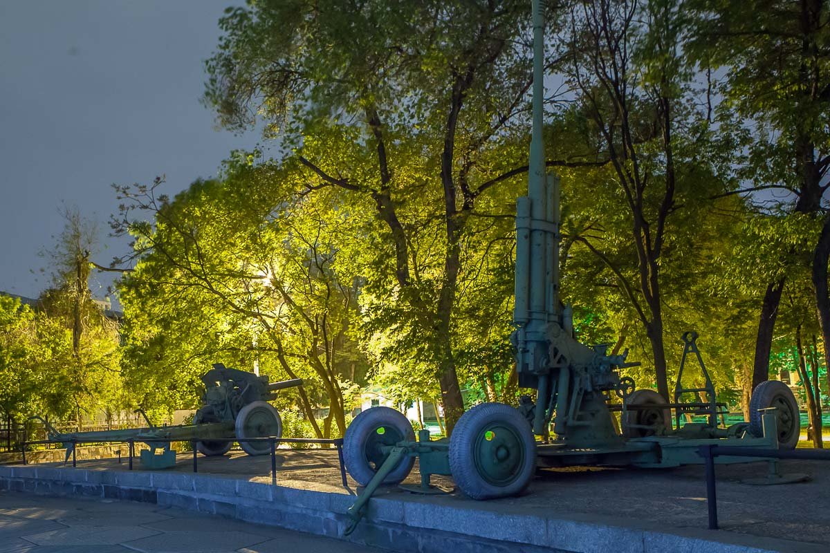 Первая слева, 57-мм противотанковая пушка образца 1941 года — советская противотанковая пушка периода Великой Отечественной войны. В 1940 году, на момент производства, являлась самой мощной противотанковой пушкой в мире