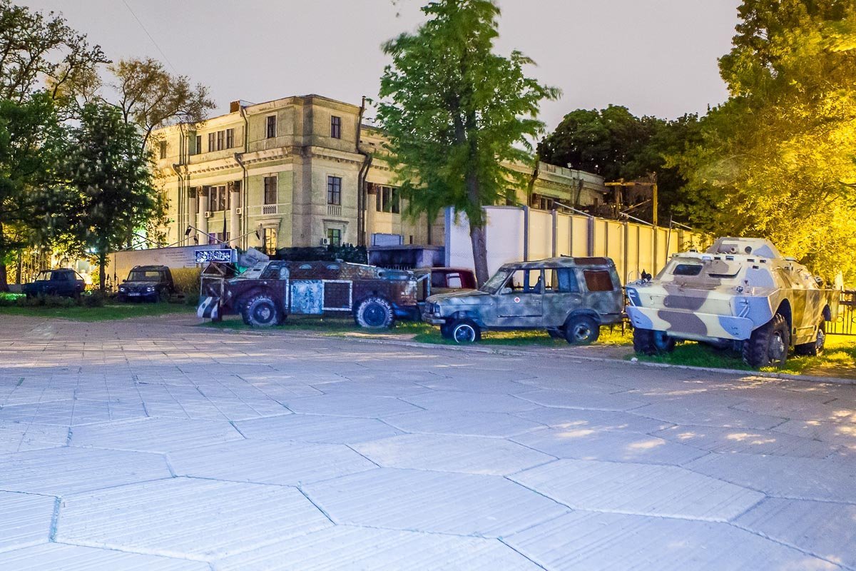 Первый справа, Бронетранспортер (БТР) — бронированная транспортно-боевая машина. Она предназначена для транспортировки личного состава мотострелковых подразделений и их материальных средств к месту выполнения боевой задачи и эвакуации раненых и пораженных с поля боя