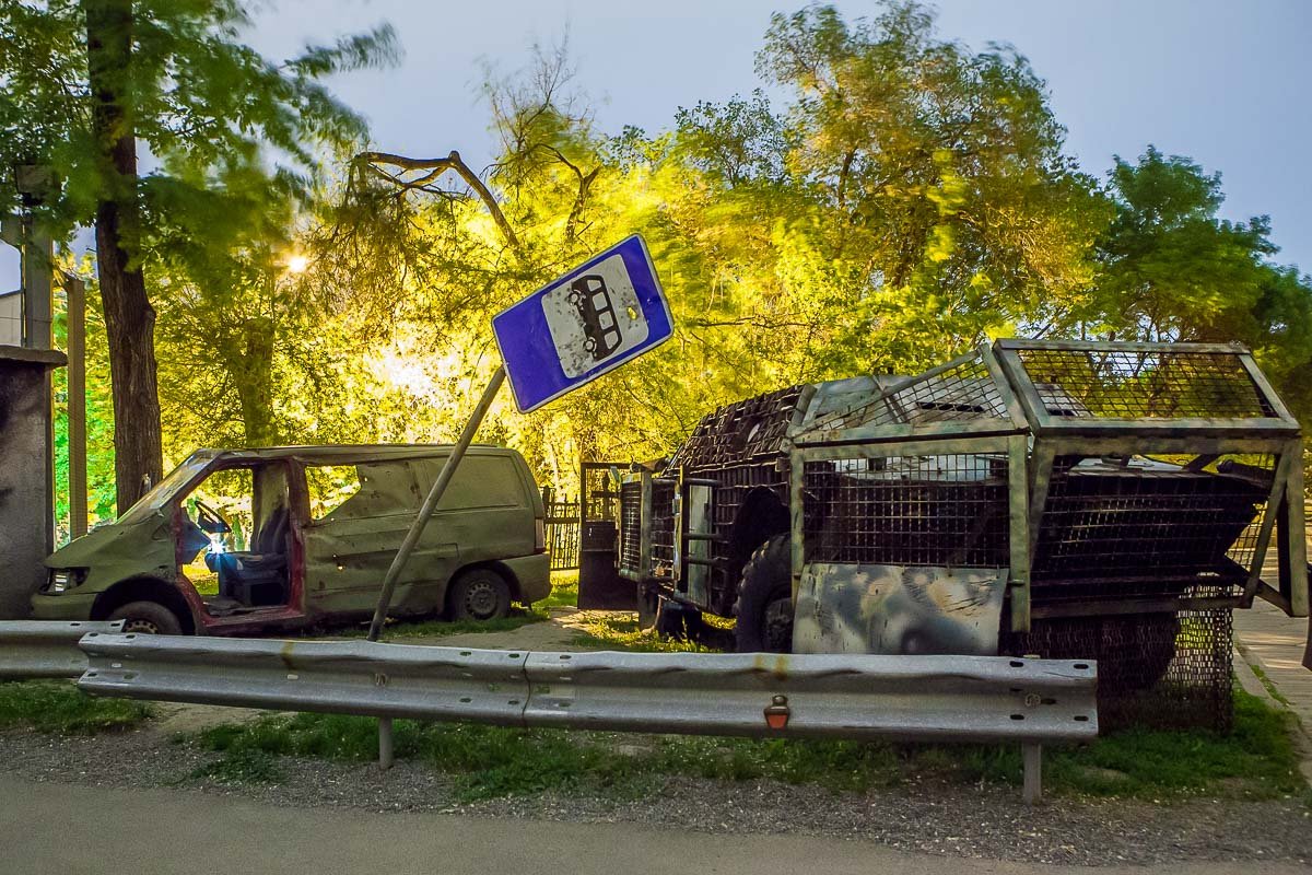 Пробитые пулями автомобиль и дорожный знак привезли из зоны АТО. БТР оборудован специальной защитой.
