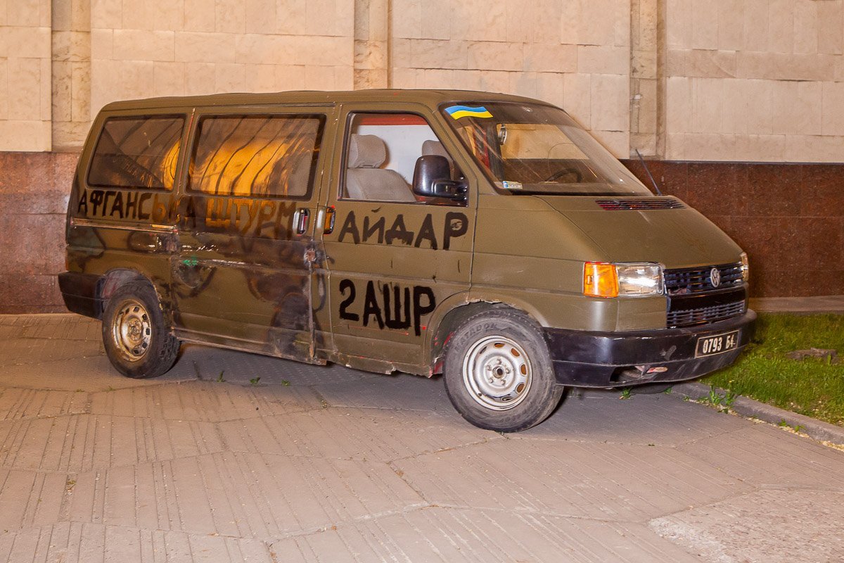 Volkswagen по сравнению с другими авто выглядит довольно не плохо. Бойцы из зоны АТО оставили на нем названия своих батальонов