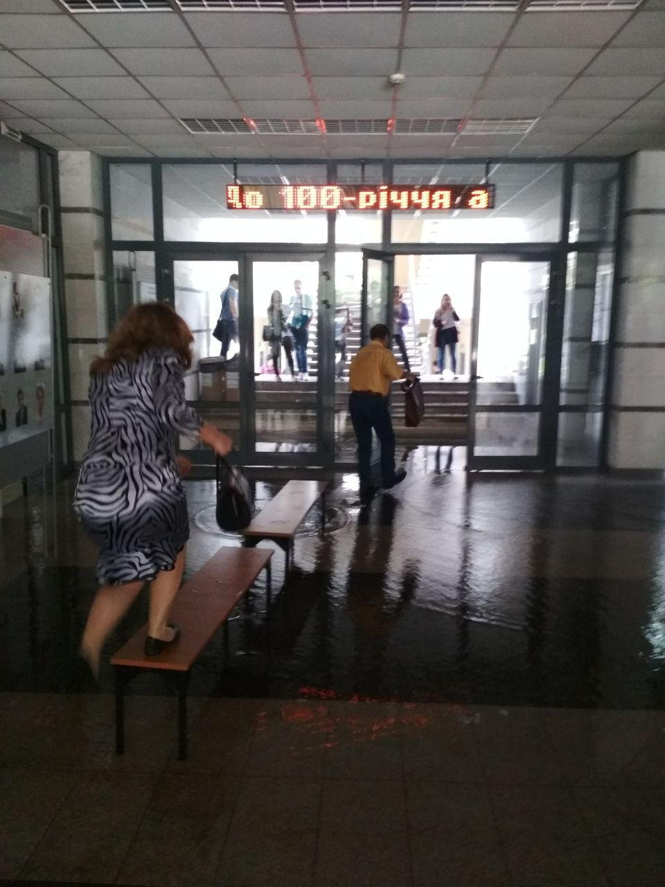 Шагая с лавочки на лавочку, можно добраться к лестничному пролету