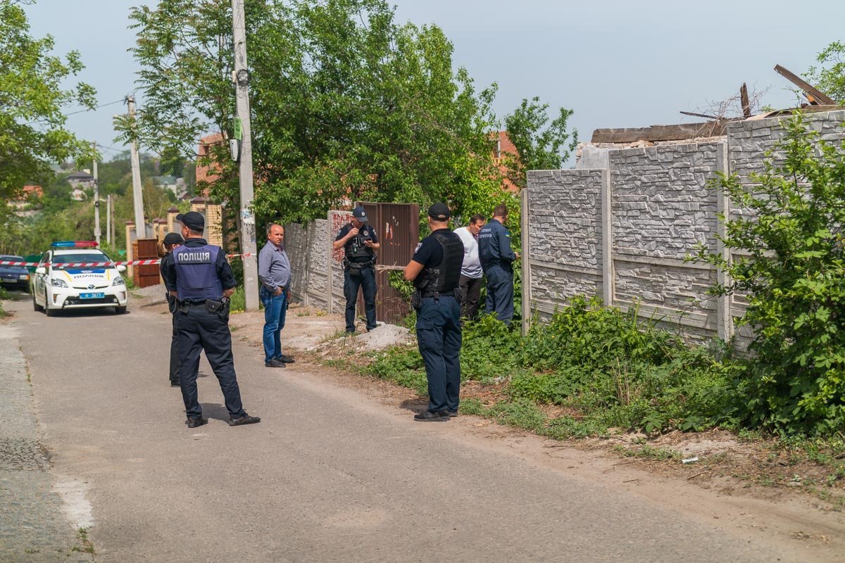 На место происшествия прибыло несколько экипажей патрульной полиции На место происшествия прибыло несколько экипажей патрульной полиции