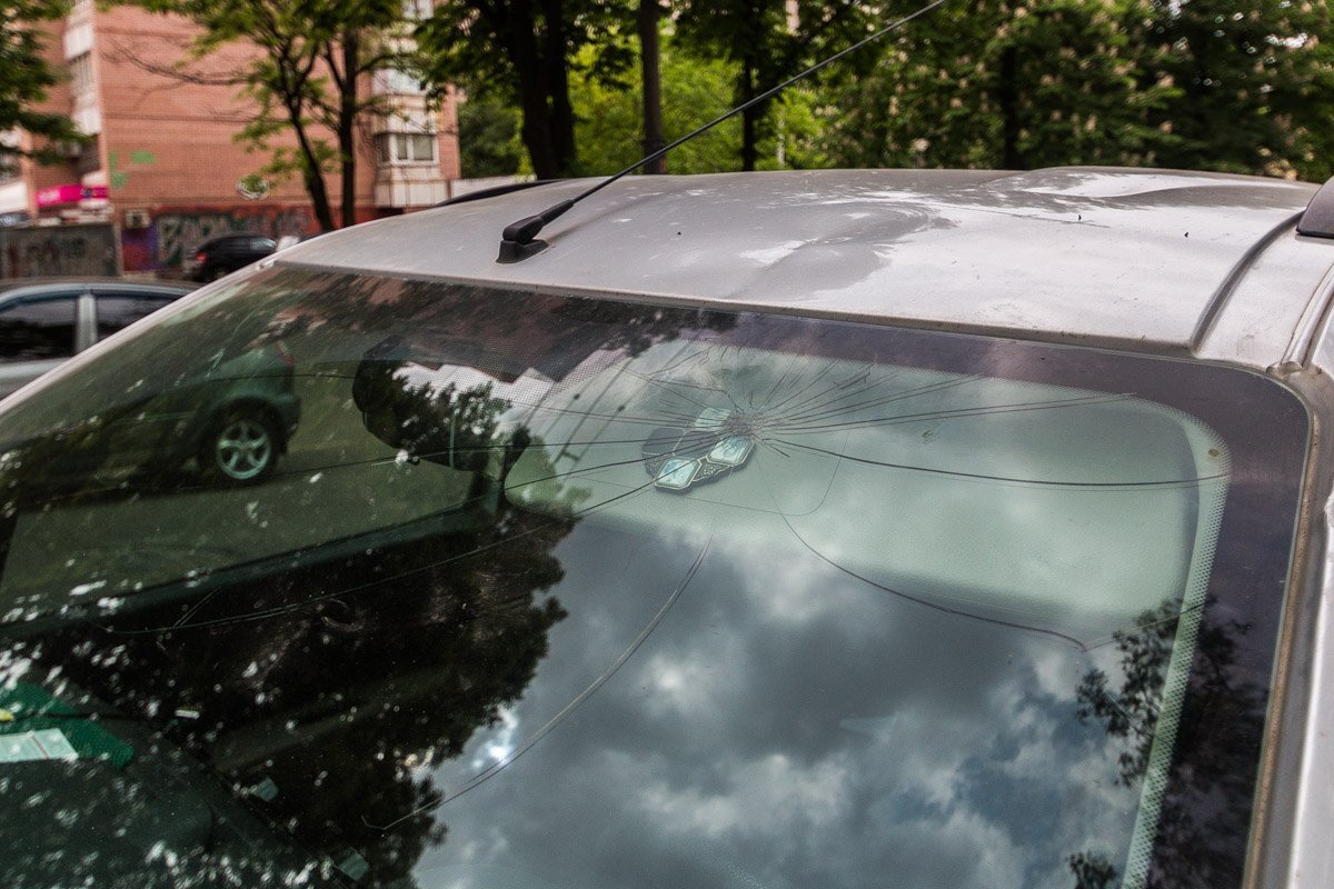 В результате инцидента повреждено лобовое стекло В результате инцидента повреждено лобовое стекло