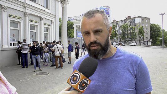 Чтобы посмотреть долгожданный матч, жители Днепра выстраиваются у стадиона