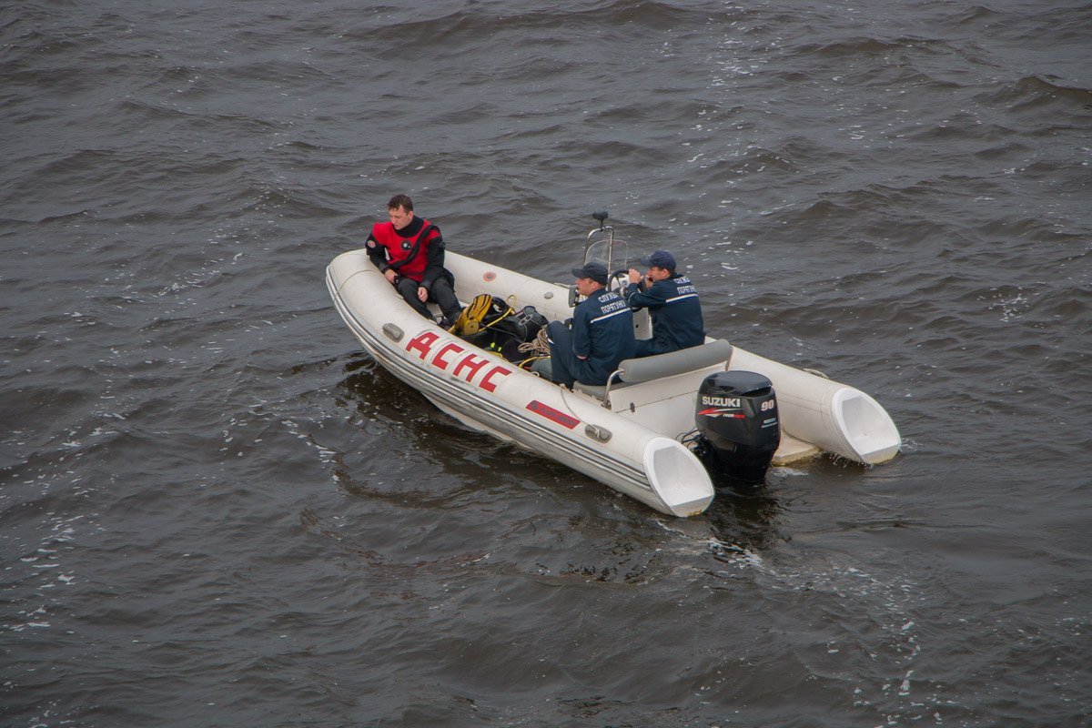 Водолазы караулили внизу