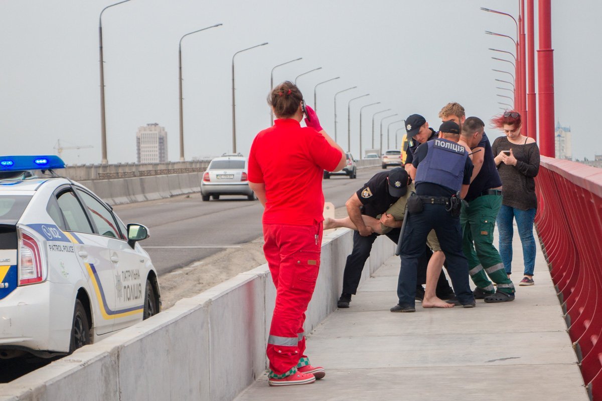 Патрульным все же удалось оттащить мужчину на безопасное расстояние