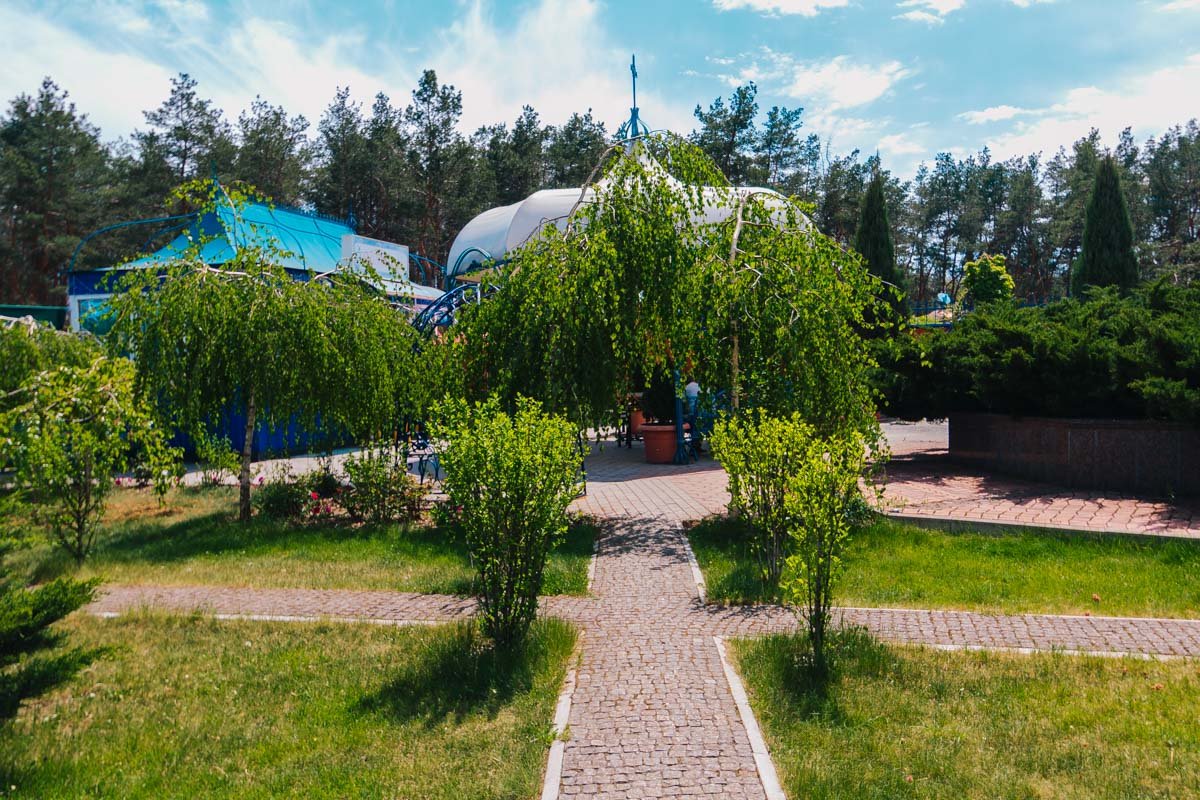 Все в окружении газонов и клумб