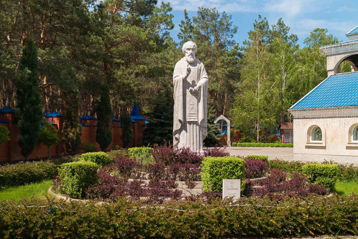 В храме также хранятся мощи святых