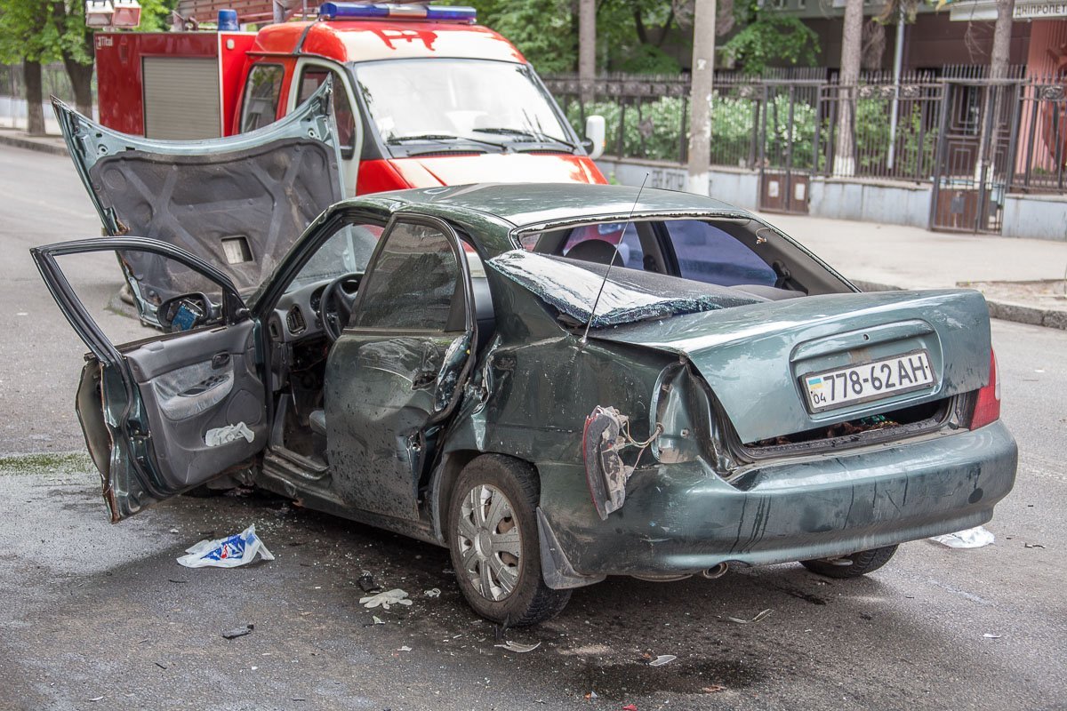 Пострадавшего помогали доставать спасатели Пострадавшего помогали доставать спасатели