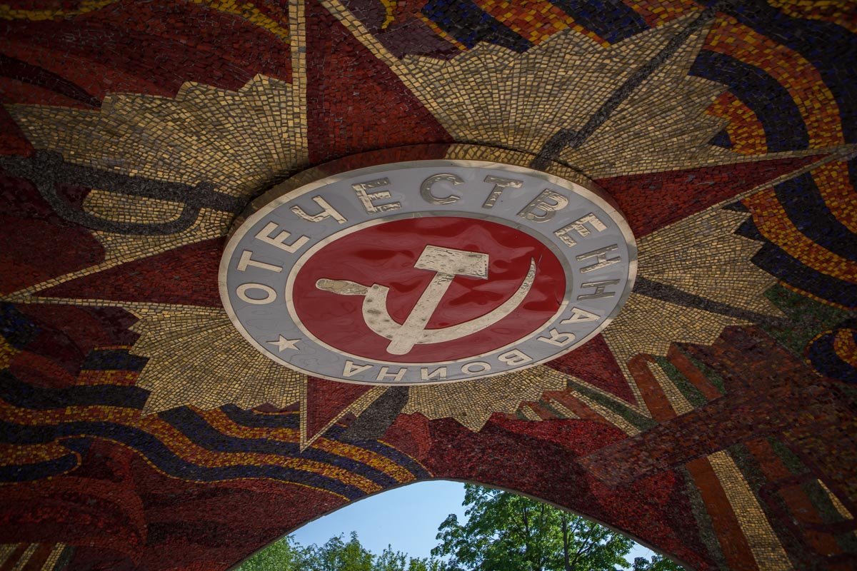 С внутренней стороны купол выложен мозаикой