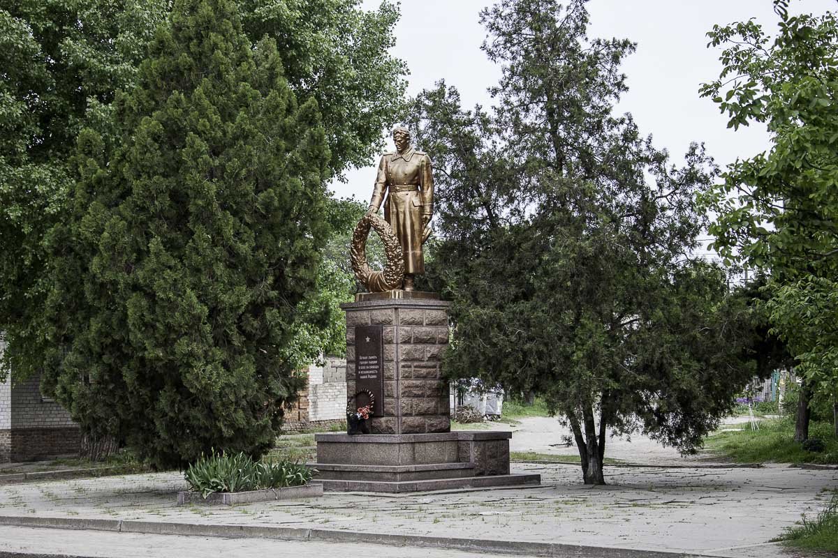 Воин будто выбрал себе место наблюдения за важной магистралью