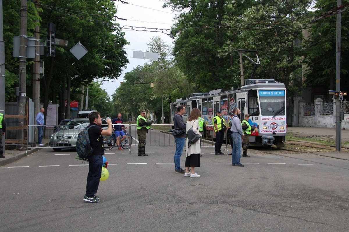 В связи с этим часть центральных улиц города перекрыта