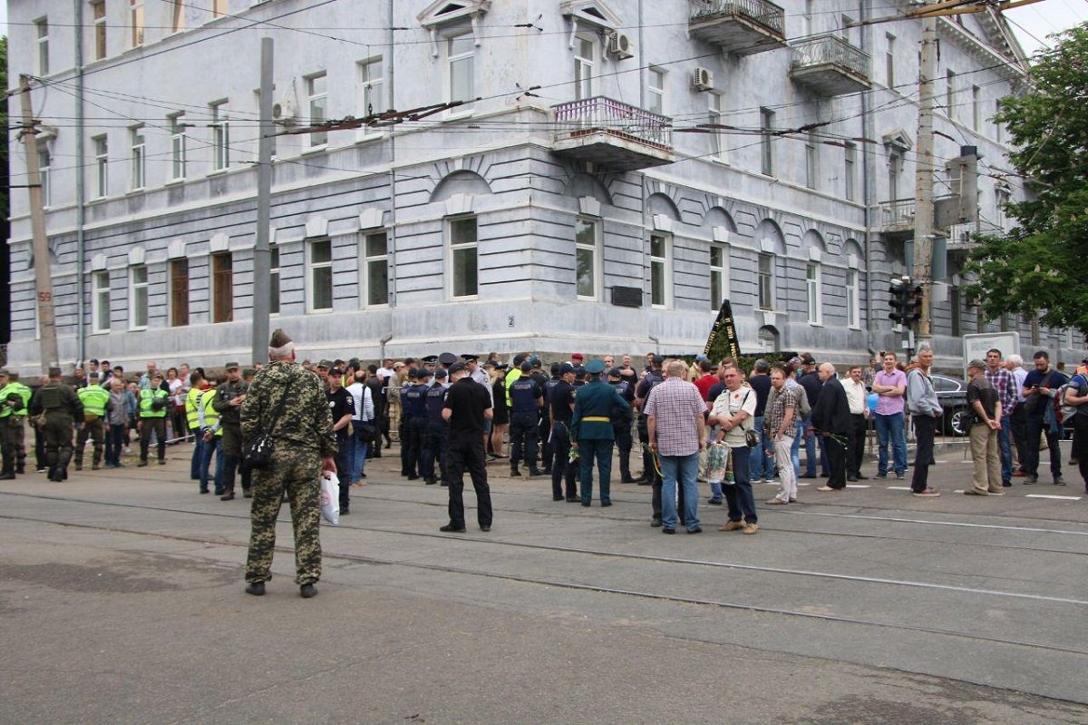 Около 9:30 возле Танка на торжество уже собралось много горожан