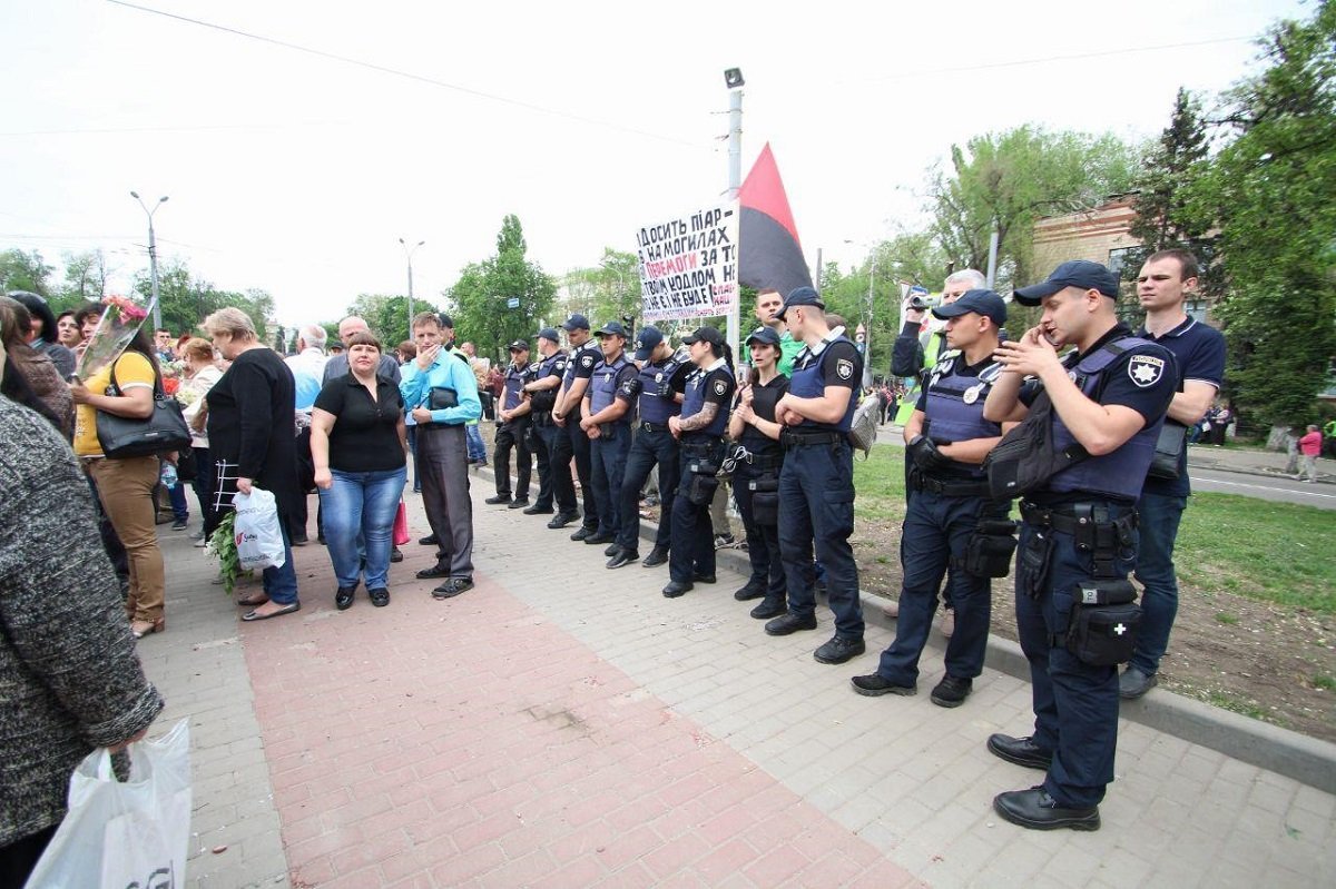 Правоохранители стоят по периметру и проверяют всех на наличие оружия или взрывоопасных веществ