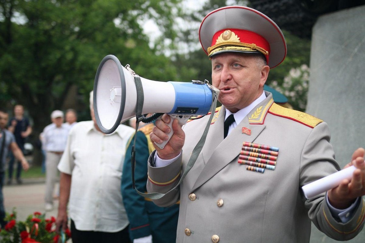Такие действия возмутили Виктора Марченко - главу союза советских офицеров