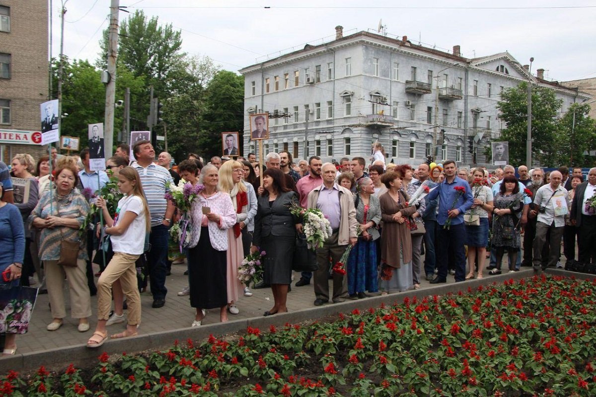 Возле Танка собрались жители Днепра всех возрастов 