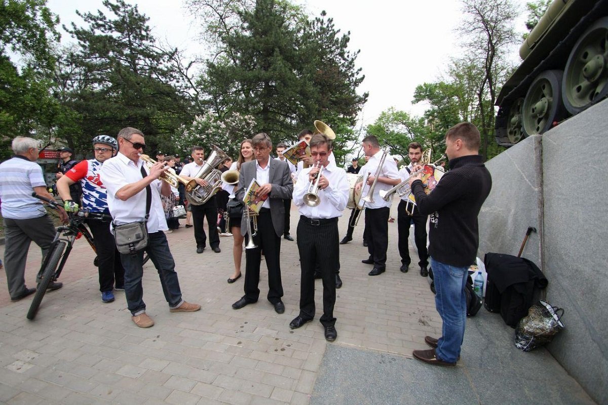 На месте проведения мероприятия играл оркестр