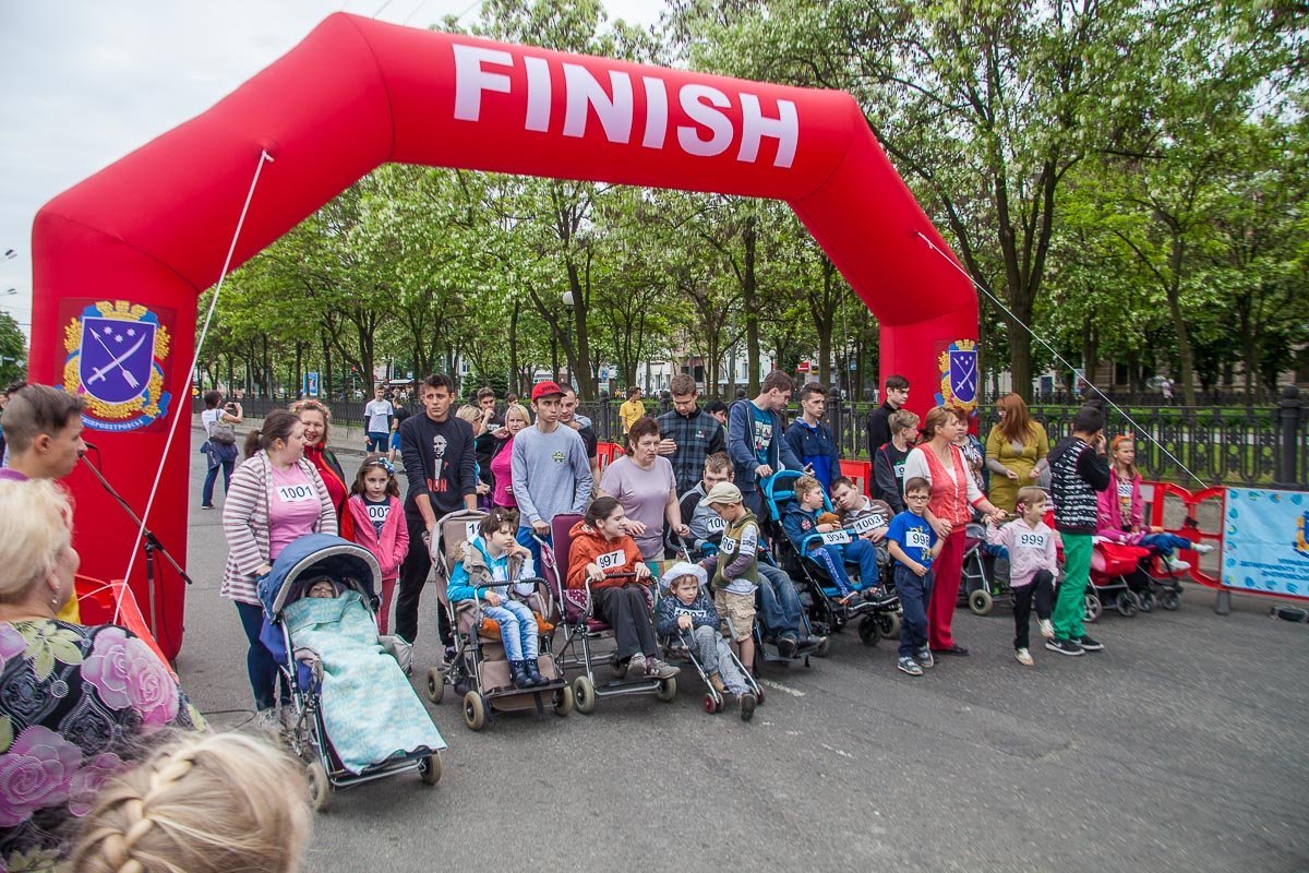 Традиционный забег открыли дети с инвалидностью Традиционный забег открыли дети с инвалидностью
