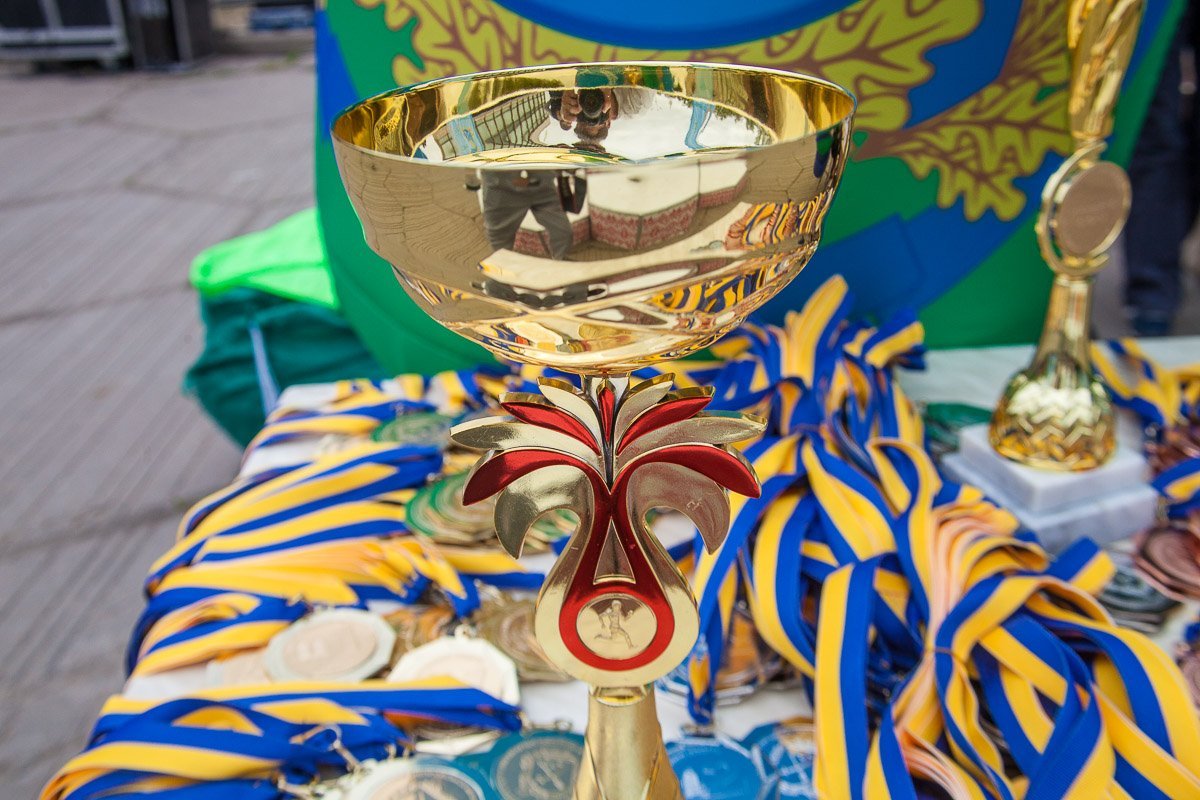 Лучших спортсменов ожидали кубки и медали Лучших спортсменов ожидали кубки и медали