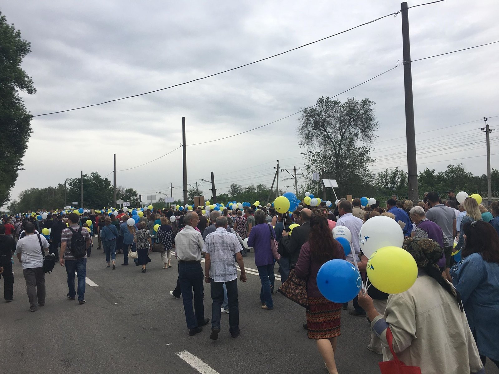 Участники марша шествуют по Днепру