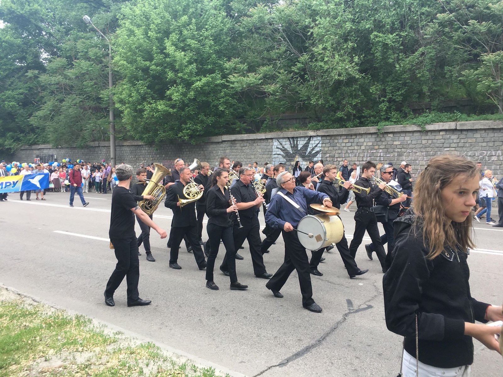 Марш сопровождает оркестр