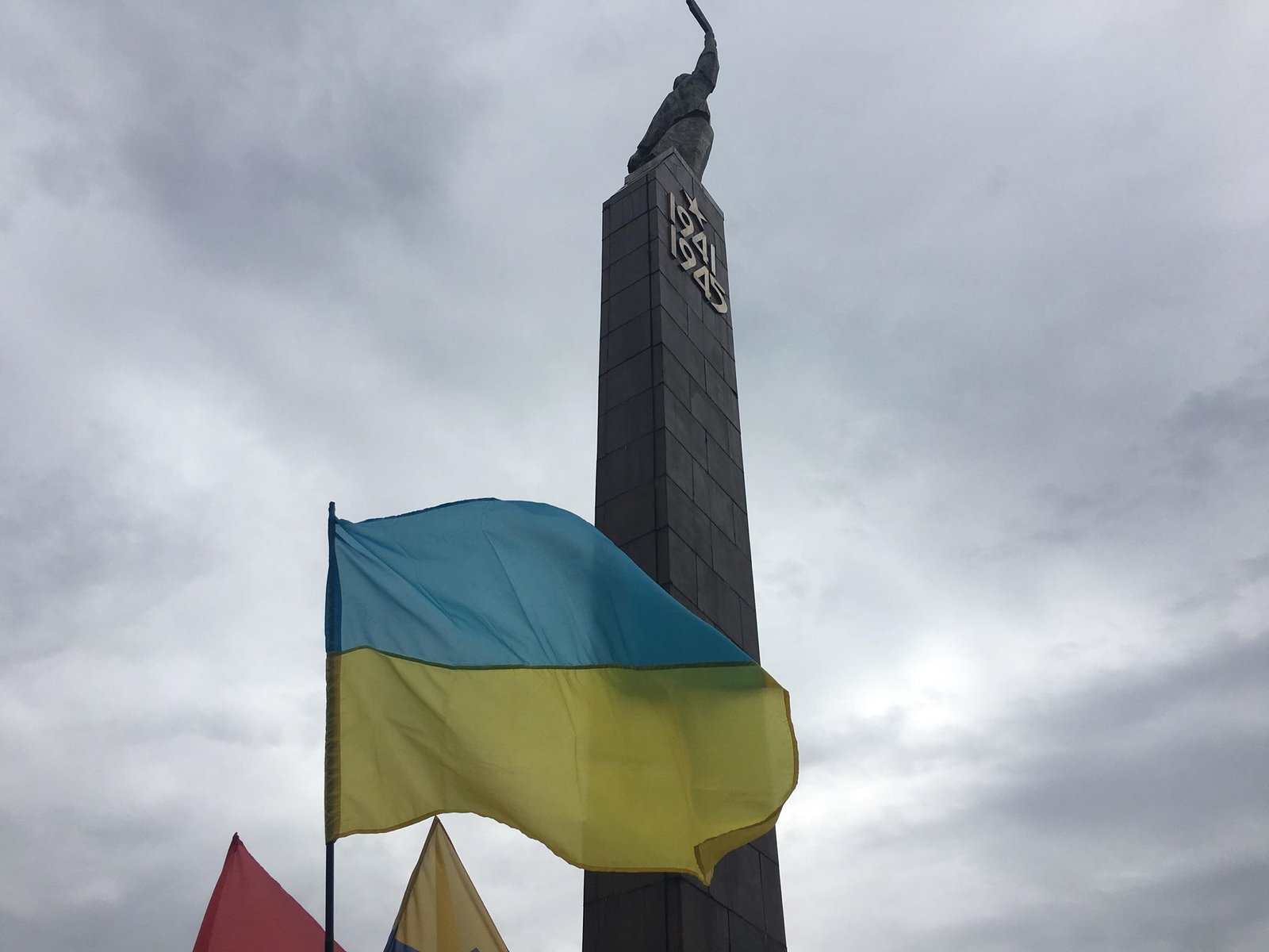 Торжественный митинг начался у монумента Славы