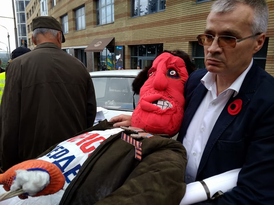 Один из активистов принес куклу "ватника" на празднование Дня Победы возле памятника Славы Один из активистов принес куклу "ватника" на празднование Дня Победы возле памятника Славы