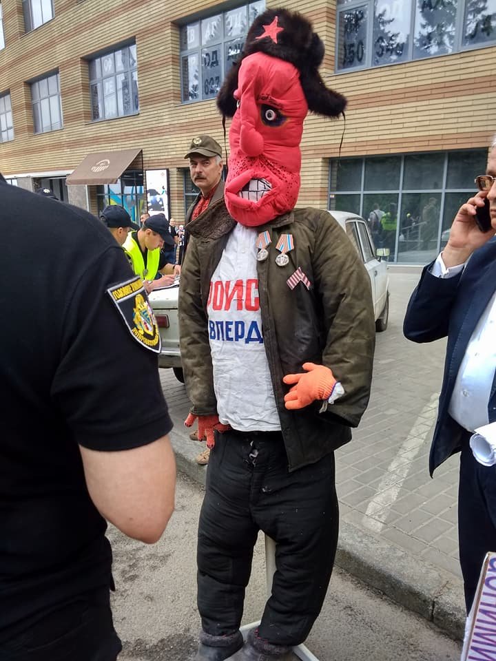 Сделал это мужчина, чтобы поглумиться над сторонниками "совковых" взглядов Сделал это мужчина, чтобы поглумиться над сторонниками "совковых" взглядов