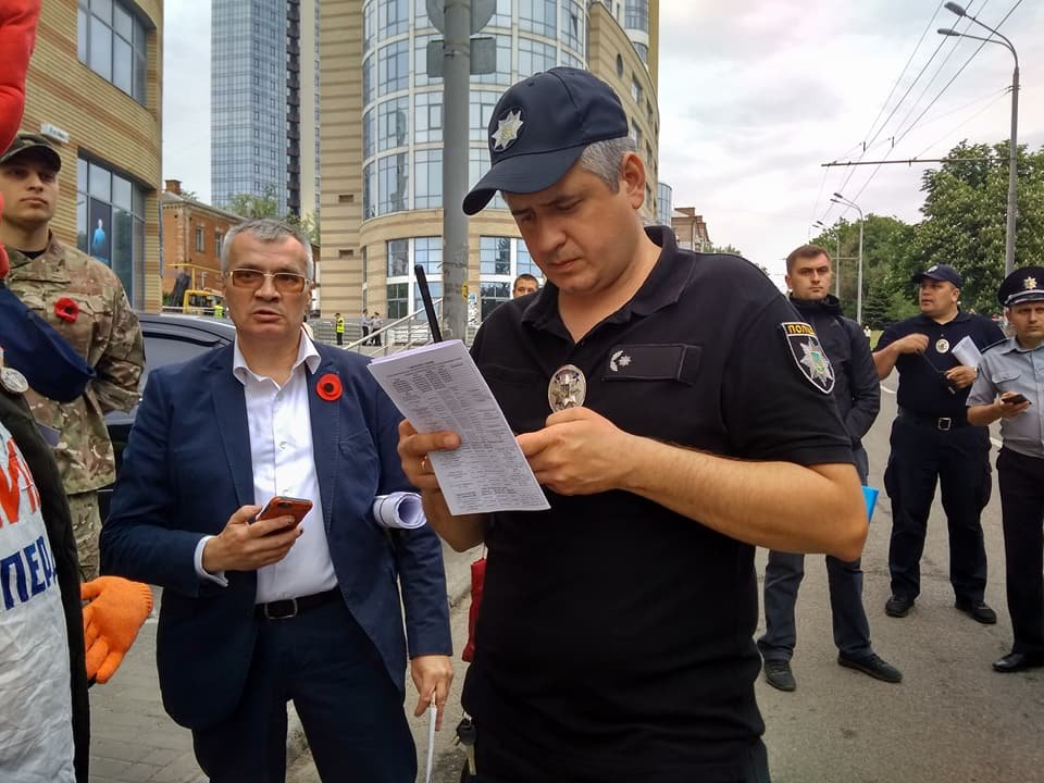 Активисту вручили протокол за использование запрещенной символики Активисту вручили протокол за использование запрещенной символики