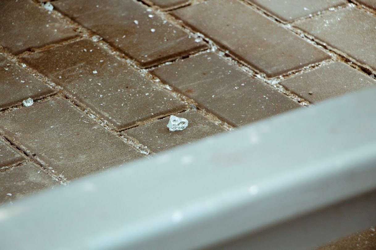 Осколки рассыпались по тротуару Осколки рассыпались по тротуару