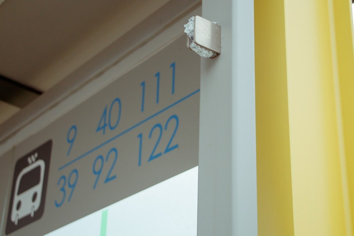 В остановке разбили стекло В остановке разбили стекло