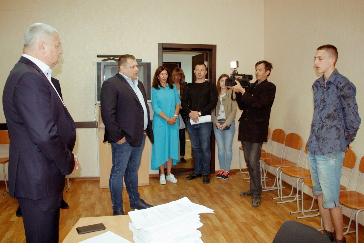 Пообщаться с вандалами приехал сам мэр Днепра Пообщаться с вандалами приехал сам мэр Днепра