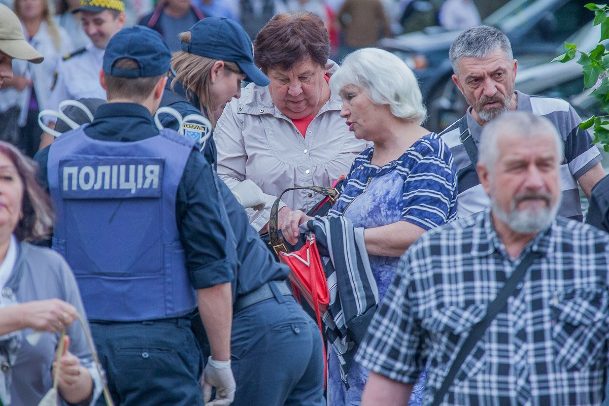 Вход в зону проведения мероприятия огородили и пропускали только после обыска
