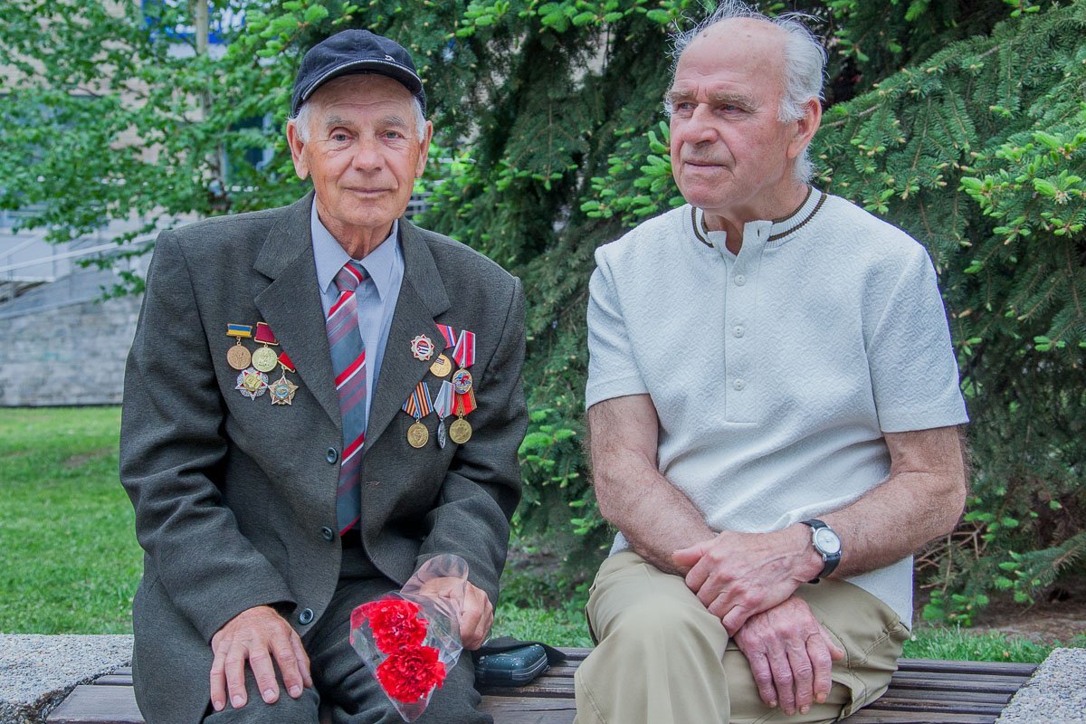 Люди вышли почтить память