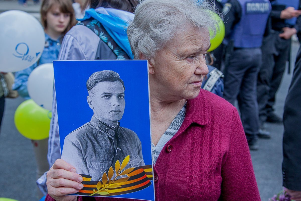 Люди несли портреты тех, кому благодарны