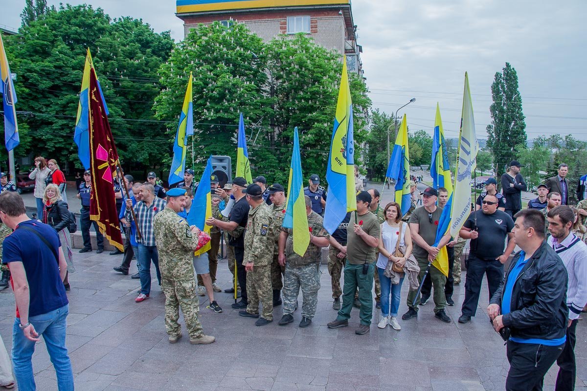 Марш прошел под национальными знаменами