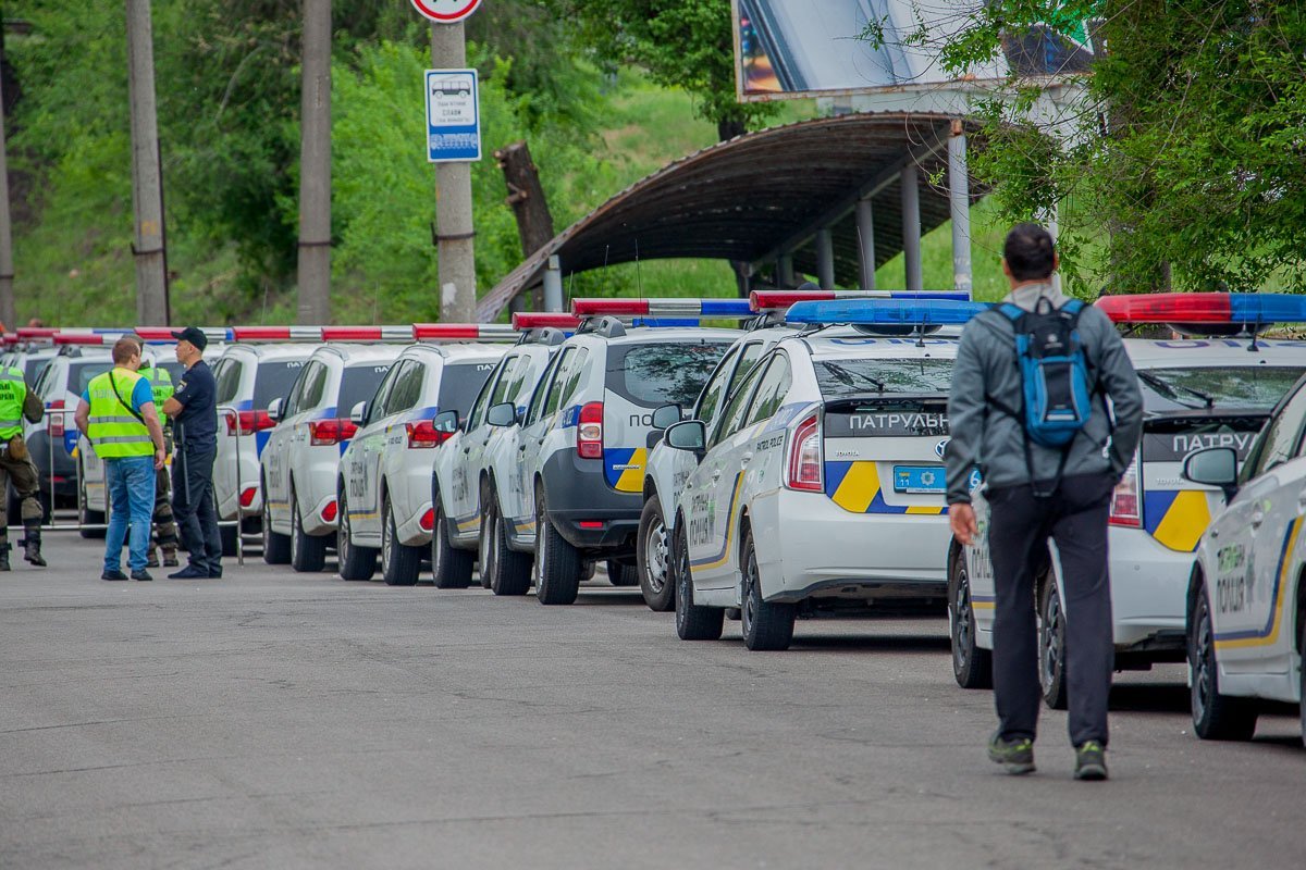 Днепр патрулировали более 500 полицейских
