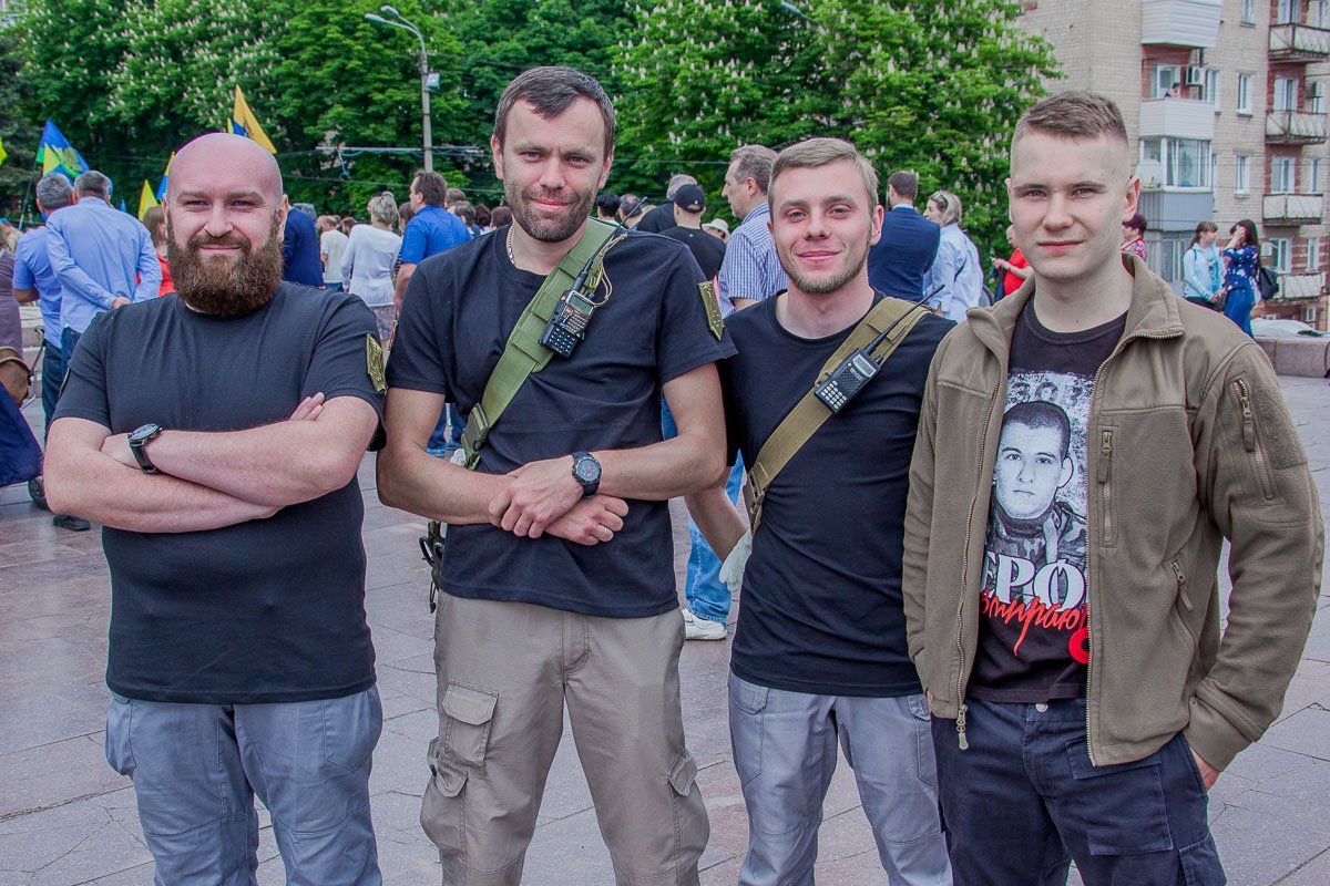 На марше дежурили представители "Медицинского корпуса". Можно смело падать в обморок. 